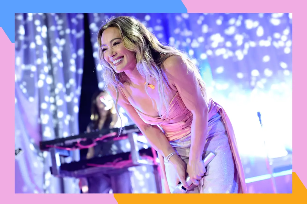 Hilary Duff tampil di panggung konser