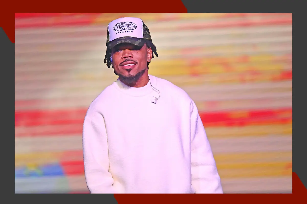 Chance the Rapper tampil di atas panggung dalam rangkaian tur musik