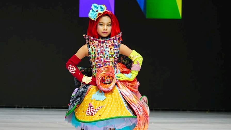 Model cilik Sienna Simanjuntak tampil warna-warni di Indonesia Fashion Week 2026
