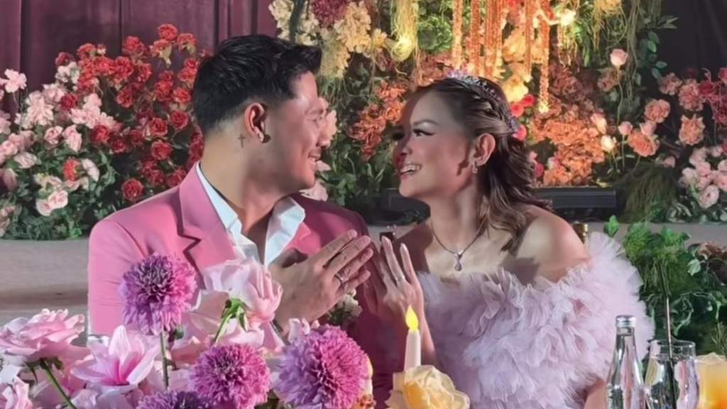 Momen bahagia Joanna Alexandra dan Immanuel Christover di resepsi pernikahan