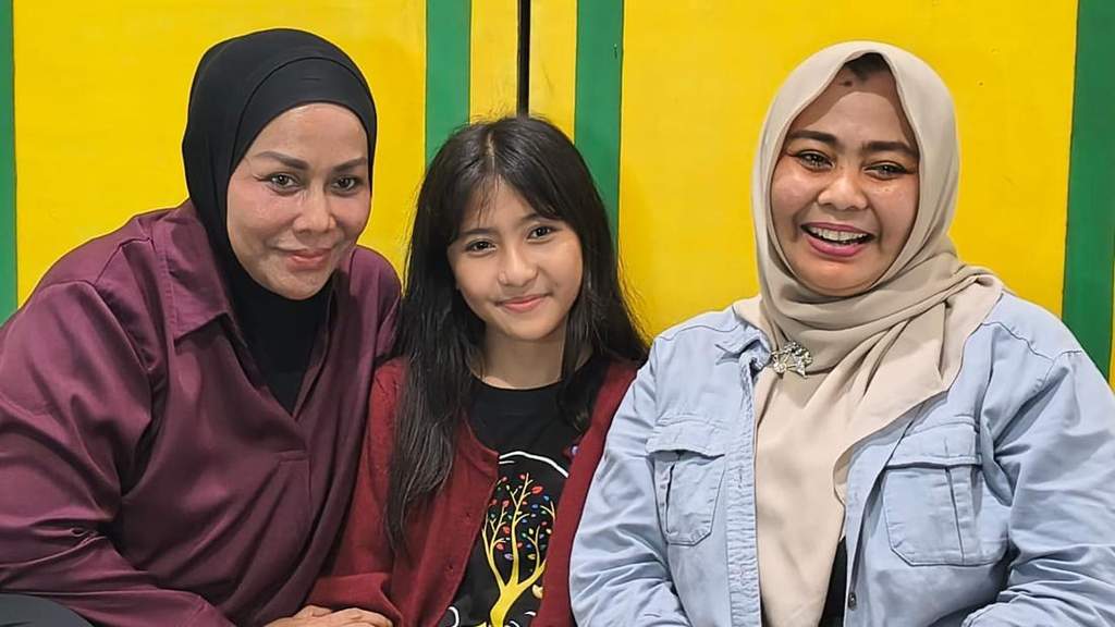 Raisya Brazuca bersama manajemen Mak Vera saat ditemui di Jakarta