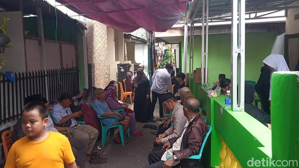 Pelayat memadati rumah duka aktor senior Diding Boneng di Matraman Dalam